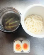 【火曜日弁当】2025.03.04＊うどんつゆ　鶏ハム、とう菜、生姜、麺つゆ＊うどん一玉＊ゆで卵今日は13時から部活⚽️というので、軽めのうどんで。過去一美味い、うどんつゆを作ってしまった🤭✨（自分で褒めるw）つゆは良い感じに鶏のだしが出てて、鶏ハムもしっとり美味しい！ゆで卵をうどんに乗せると、保温でどうなるか心配で😅別の入れ物に入れたら不思議な光景🥚明日は卒業式で在校生は学校休み。そんなことあるんだってびっくり👀2年生の教科書代のお知らせもきて、さらにびっくり👀👀完全に忘れてた〜🤣#高校男子弁当#高校サッカー部弁当 #サーモス保温弁当　#べんとう記録 #スープ弁当 #スープジャー弁当  #高校サッカー #高校サッカー部#街クラブから高校サッカー部 #サッカーママ#サカママ#フルタイムワーカー