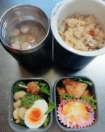 【金曜日弁当】2025.03.07＊キャベツのコンソメスープ＊混ぜごはん＊つくね棒（冷食）＊ブロッコリーとエビ炒め＊ゆで卵＊唐揚げ＊グラタン（冷食）息子が、塾に行きたいと言いはじめた…まずは自宅でごろごろする時間を減らして勉強する姿勢を見せて欲しい😅家だとごろごろしちゃうからってことなのかな🤔まずはスケジュール的に通えるのか、料金はいくらなのか、など自分で調べて、と伝えました。私は探さない。行きたいなら自分で調べてね。#高校男子弁当#高校サッカー部弁当 #サーモス保温弁当　#べんとう記録 #スープ弁当 #スープジャー弁当  #高校サッカー #高校サッカー部#街クラブから高校サッカー部 #サッカーママ#サカママ#フルタイムワーカー
